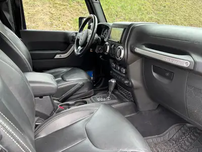 Jeep Wrangler 3.6 V6 Sahara — Authentique SUV 4x4, Dual Top et moteur V6 284 ch — Miniatura 9