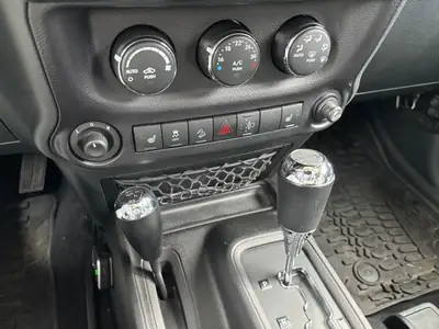 Jeep Wrangler 3.6 V6 Sahara — Authentique SUV 4x4, Dual Top et moteur V6 284 ch — Miniatura 10