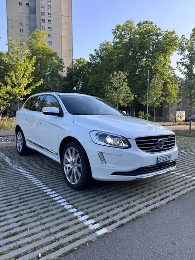 Volvo XC60 2.4 D5 Summum AWD — SUV premium diesel, traction intégrale, équipements complets — exterior view
