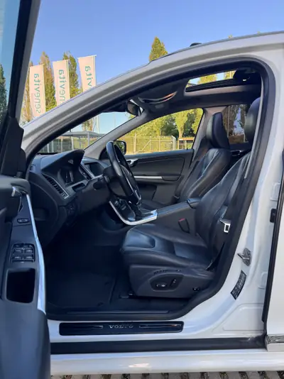 Volvo XC60 2.4 D5 Summum AWD — SUV premium diesel, traction intégrale, équipements complets — interior