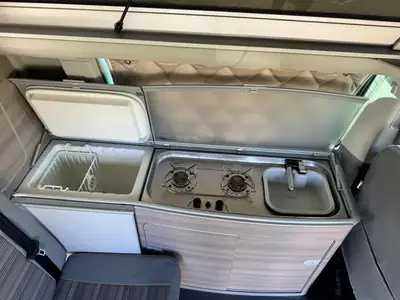 VW T5 California — Camping-car aménagé, moteur diesel fiable, toit électrique — detail
