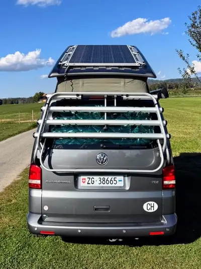 VW T5 California — Camping-car aménagé, moteur diesel fiable, toit électrique — dashboard