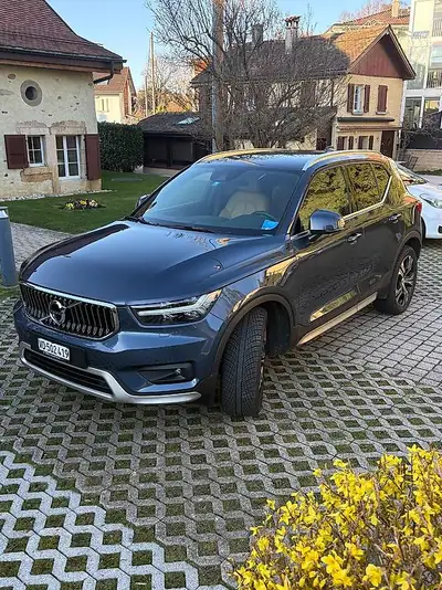 Volvo XC40 B4 AWD — SUV Compact Suédois, Puissance et Agilité Urbaine — side view