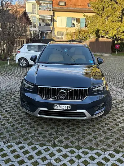 Volvo XC40 B4 AWD — SUV Compact Suédois, Puissance et Agilité Urbaine — exterior view