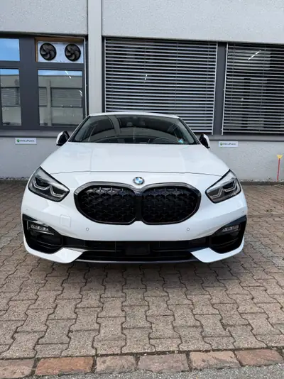 BMW 118i Sportline 2020 — Berline compacte dynamique, entretien BMW intégral — fianco
