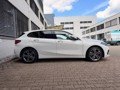 BMW 118i Sportline 2020 — Berline compacte dynamique, entretien BMW intégral — vista posteriore
