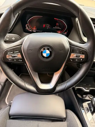 BMW 118i Sportline 2020 — Berline compacte dynamique, entretien BMW intégral — interni