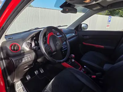 Suzuki Vitara 1.4T Hybrid 4x4 — SUV compact hybride, faible kilométrage — fianco