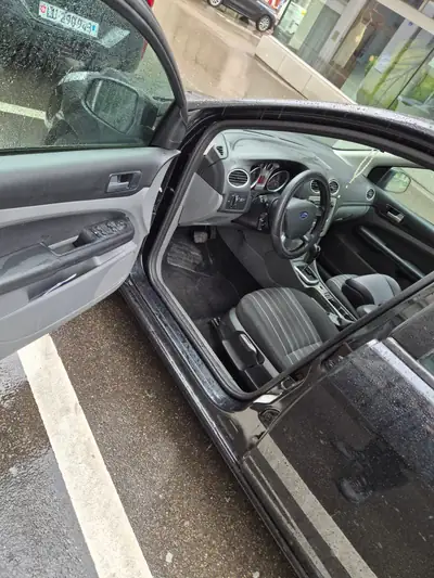 Ford Focus 2.0i 16V — Berline compacte fiable, boîte automatique, sans sinistre — Detail