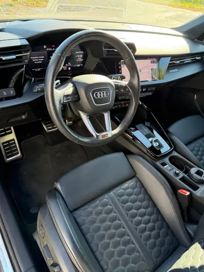 Audi RS3 Sportback 2.5 TSI quattro — 400 ch, performance sportive et élégance grise — Innenraum