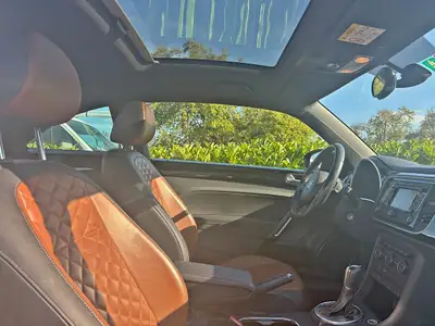 VW Beetle 2.0 TDI Sport DSG — Compacte iconique, moteur économe et transmission automatique — intérieur