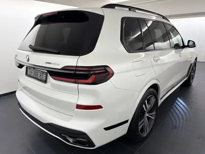 BMW X7 xDrive 48 40d M Sport Pro 2025 — SUV 7 places premium, diesel hybride, quasi neuf — Heckansicht