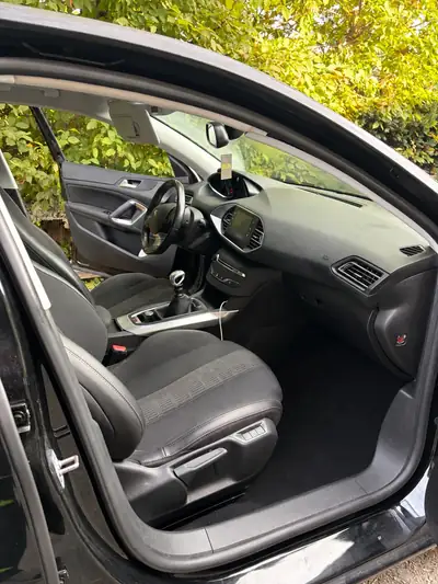 Peugeot 308 1.2 PureTech 130 Allure — Berline fiable, consommation maîtrisée — arrière