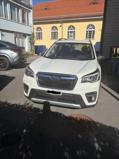 Subaru Forester 2.0i e-Boxer Advantage — SUV hybride compact, entretien inclus — exterior view