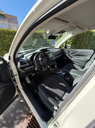 Subaru Forester 2.0i e-Boxer Advantage — SUV hybride compact, entretien inclus — rear view
