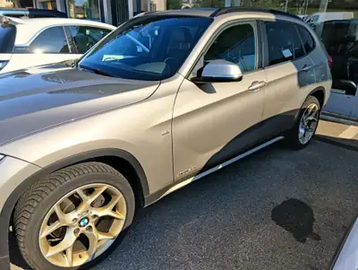 BMW X1 20i xDrive — SUV compact dynamique, moteur performant et transmission intégrale — Heckansicht
