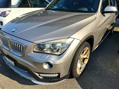 BMW X1 20i xDrive — SUV compact dynamique, moteur performant et transmission intégrale — Seitenansicht