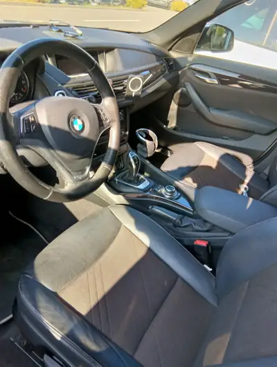 BMW X1 20i xDrive — SUV compact dynamique, moteur performant et transmission intégrale — Armaturenbrett