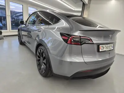 Tesla Model Y Performance 2023 — Électrique haute performance avec Full Self-Driving — vista posteriore