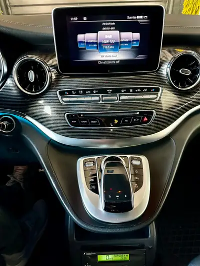 Mercedes-Benz V 300 d Swiss Edition — Monospace premium 6 places, transmission intégrale — Armaturenbrett