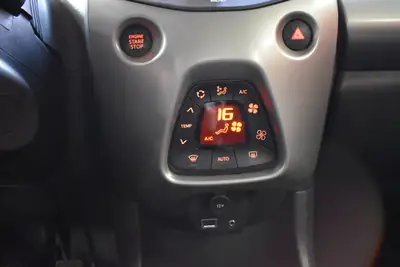 Citroën C1 1.0 VTi Shine — Citadine économe, restylisée 2020, première main — Miniatura 11