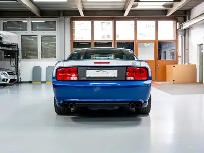Ford Mustang Saleen H281 2008 — Muscle car collector signée Dan Gurney, 1 of 1376 — Miniatur 7