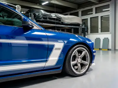 Ford Mustang Saleen H281 2008 — Muscle car collector signée Dan Gurney, 1 of 1376 — Miniatur 11
