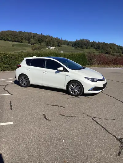 Toyota Auris 1.8 HSD Sol 2016 — Hybride élégant, très peu kilométré, équipé toit panoramique — vista esterna