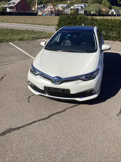Toyota Auris 1.8 HSD Sol 2016 — Hybride élégant, très peu kilométré, équipé toit panoramique — fianco