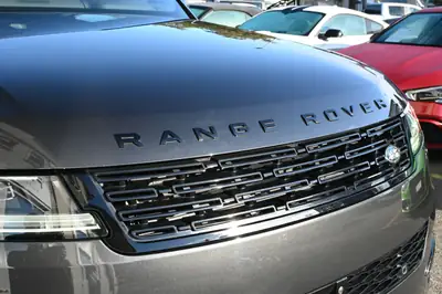 Range Rover Sport D300 MHEV — SUV premium hybride diesel, moins de 12'000 km — intérieur