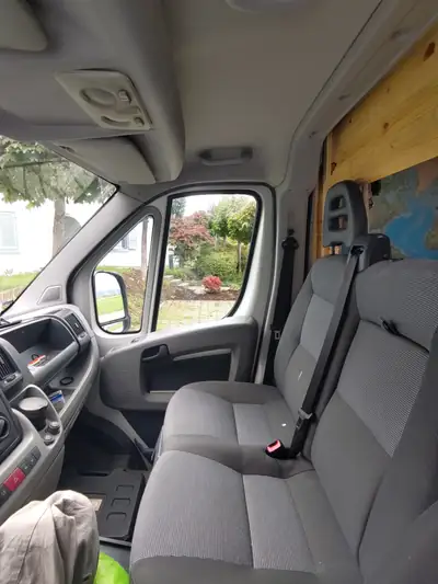Peugeot Boxer 2.2 HDI 120 — Utilitaire robuste, moteur fiable, sans accident — interni