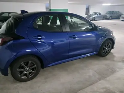 Toyota Yaris 1.5 VVT-i HSD Comfort — Hybride économe, 59 000 km seulement — vista esterna