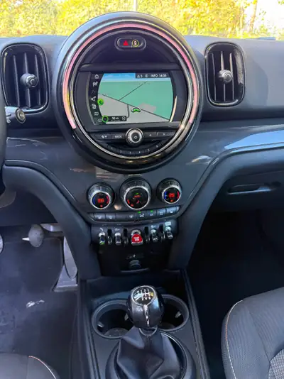 MINI Countryman Cooper D ALL4 — SUV compact diesel 4x4, économique et bien équipé — Miniature 8