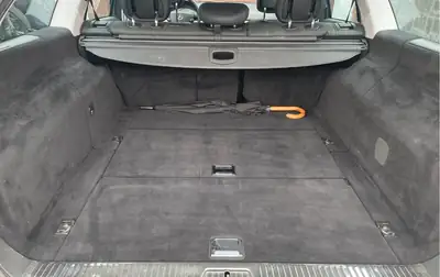 Mercedes-Benz E 350 V6 4MATIC — Berline de prestige, transmission intégrale, entretien suivi — intérieur