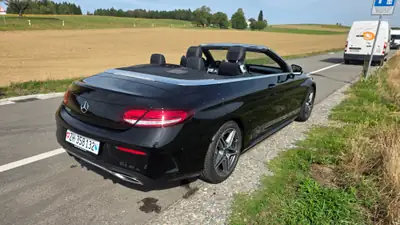 Mercedes-Benz C 200 AMG Line Cabriolet — Élégance décapotable, motorisation hybride légère — vista posteriore