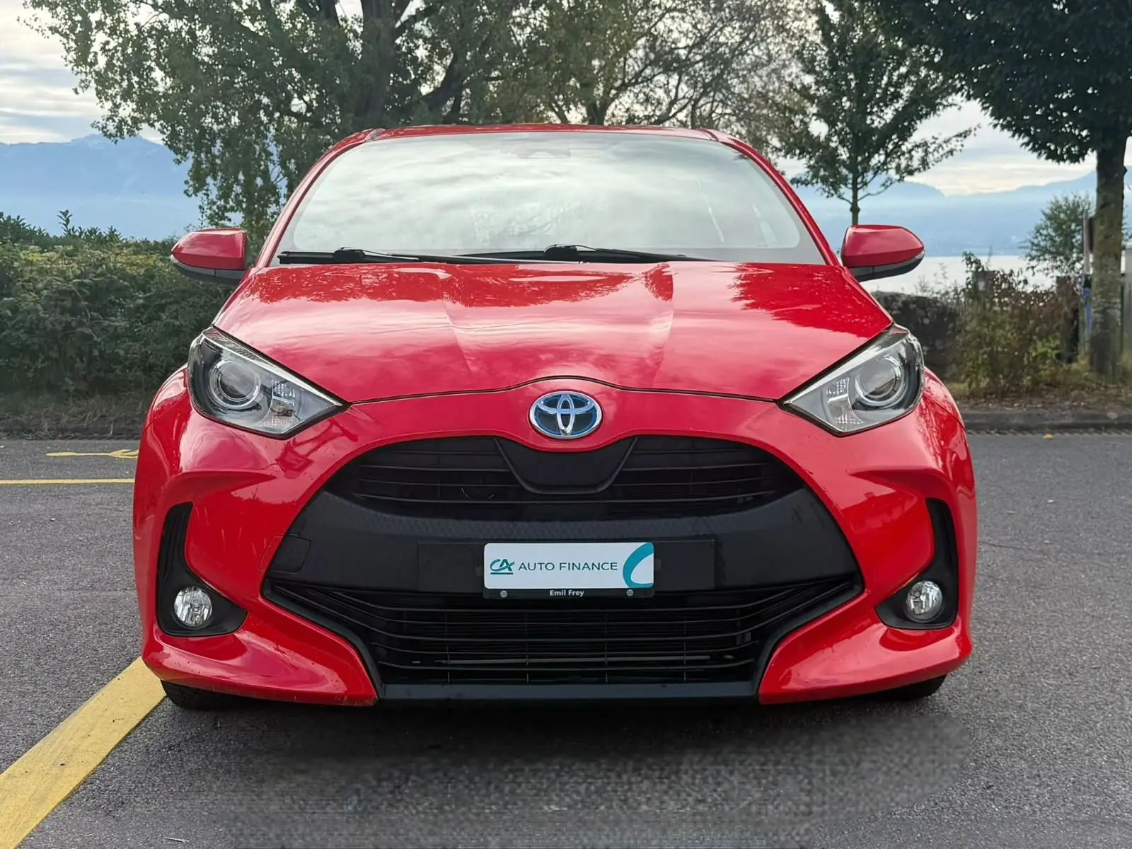 Toyota Yaris 1.5 Style e-CVT — Hybride économique, 93000 km, rouge métallisé