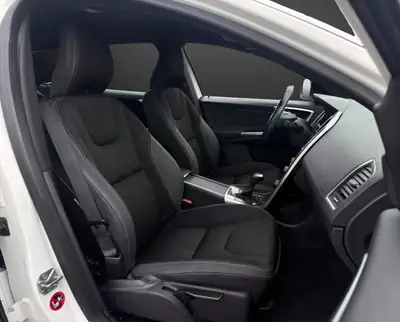 Volvo XC60 D4 Momentum — SUV robuste diesel, 181 ch, historique sans sinistre — Thumbnail 9