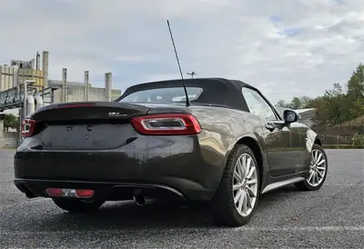 Fiat 124 Spider 1.4 MultiAir Lusso — Cabriolet rétro, 140 ch, très bien entretenu — côté