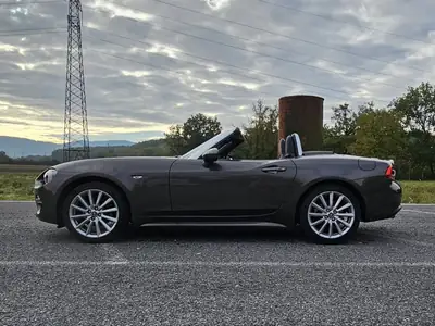 Fiat 124 Spider 1.4 MultiAir Lusso — Cabriolet rétro, 140 ch, très bien entretenu — intérieur