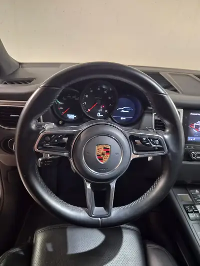Porsche Macan 2.0 — SUV sportif 252 ch, toutes roues motrices, entretien optimal — dashboard