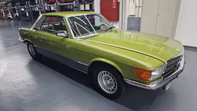 Mercedes-Benz SLC 280 — Chef-d'œuvre coupé des années 70, 176'000 km authentiques — side view