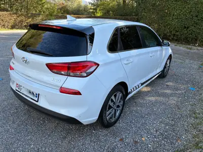 Hyundai i30 1.0 T-GDi Launch — Berline compacte fiable, entretien suivi, 115'000 km — rear view