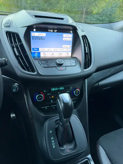 Ford Kuga 2.0 TDCi ST Line High 4WD — SUV diesel robuste, faible kilométrage, équipé Sport Line — Miniatura 18