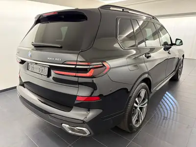 BMW X7 xDrive 48V 40i M Sport — SUV 7 places, hybride essence, première main — Heckansicht