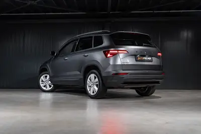 Skoda Karoq 1.5 TSI Selection DSG — SUV compact dynamique, quasi neuf avec garantie constructeur — side view