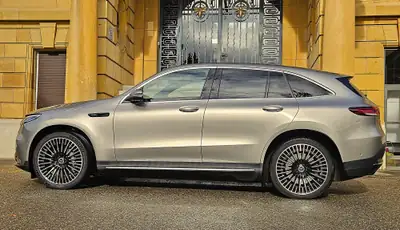 Mercedes-Benz EQC 400 AMG Line — SUV électrique performant, 89'970 km, couleur Champagne rare — exterior view