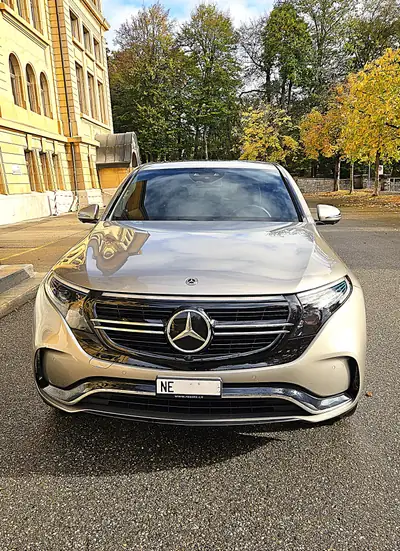 Mercedes-Benz EQC 400 AMG Line — SUV électrique performant, 89'970 km, couleur Champagne rare — side view