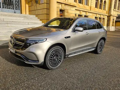 Mercedes-Benz EQC 400 AMG Line — SUV électrique performant, 89'970 km, couleur Champagne rare — interior