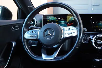 Mercedes-Benz Classe A 250 AMG Line — Sportive urbaine avec pack performance complet — Thumbnail 12