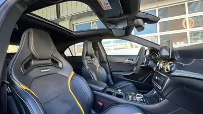 Mercedes-Benz A 45 AMG 4Matic — Performance 381 ch, Yellow Night Edition — dashboard